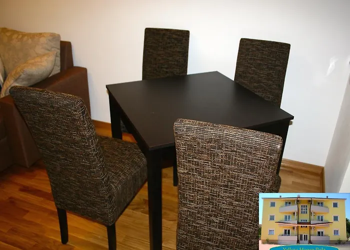 Apartman Yellow House *