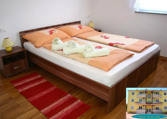 Apartment Yellow House Pula