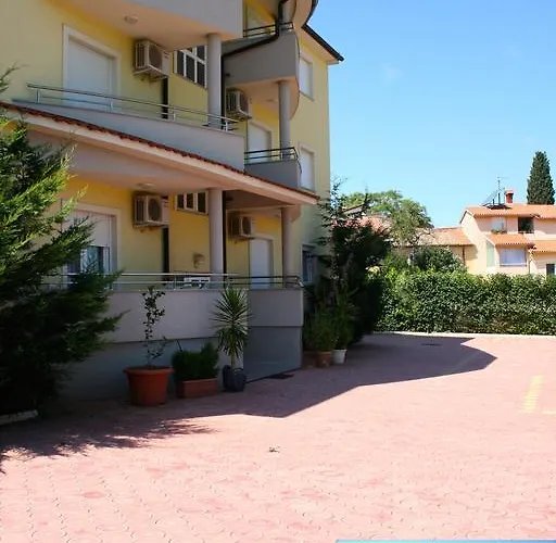 Apartment Yellow House *