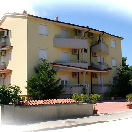 Yellow House Apartmán Pula